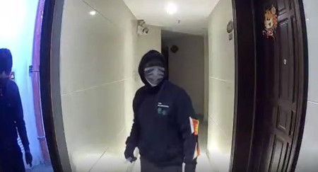 家用監(jiān)控攝像頭曝光監(jiān)控畫面，大門口兩男子行跡鬼祟